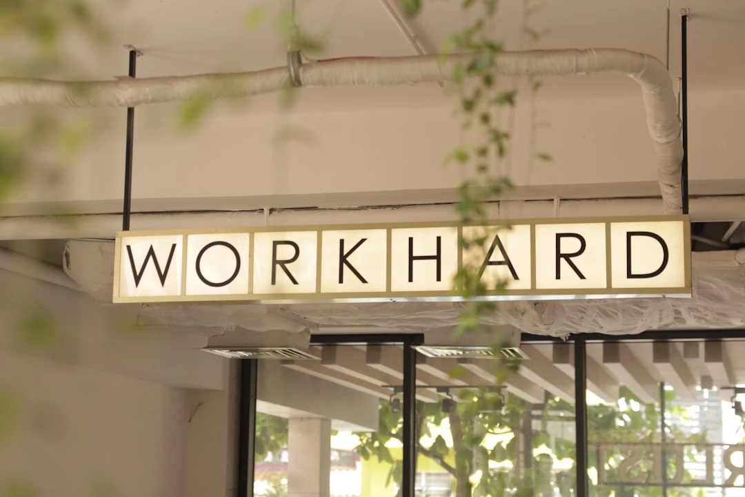 Bảng so sánh kết quả LLM benchmark giữa các mô hình OpenAI, Anthropic và Meta