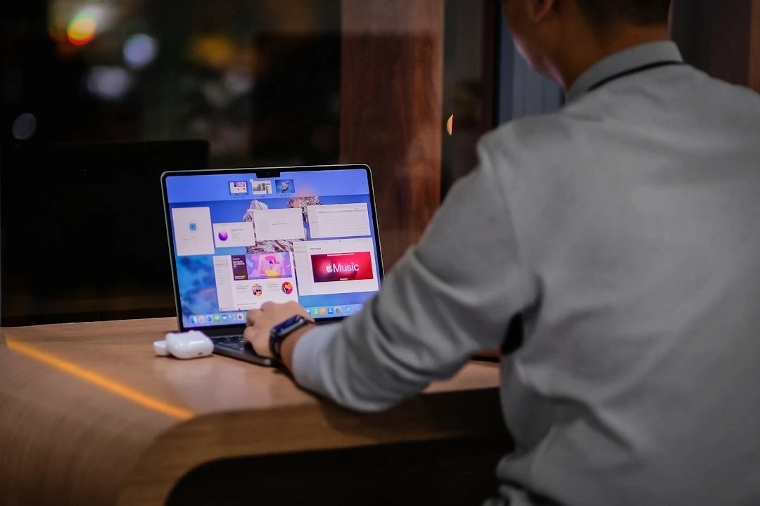 Kỹ sư phần mềm làm việc với AI Agent Gemini xử lý dữ liệu đa phương tiện trên máy tính