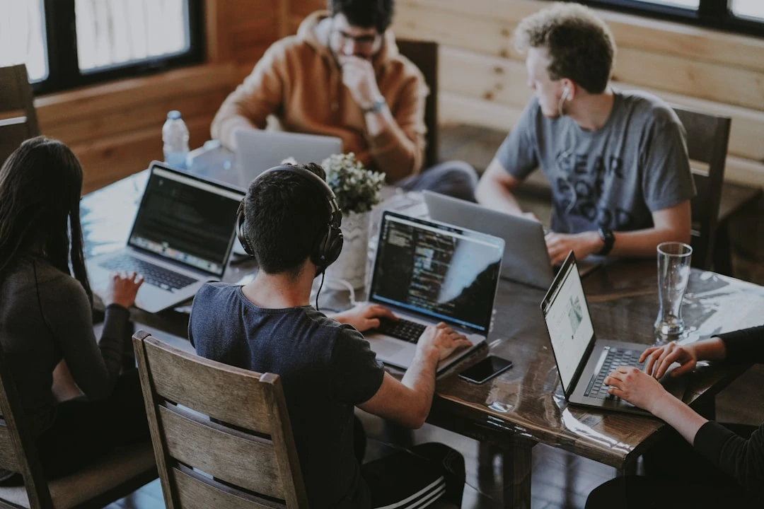 Kỹ sư phần mềm Việt Nam phân tích kết quả LLM benchmark trên máy tính