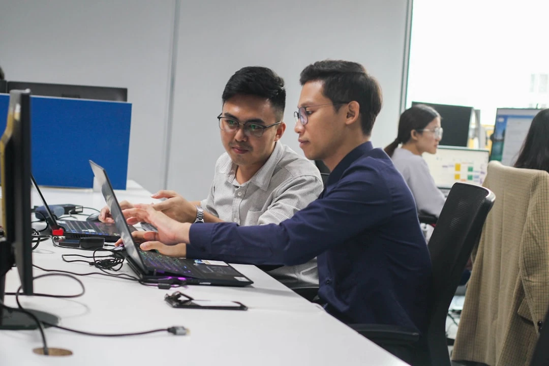 Nhân viên doanh nghiệp làm việc với AI Agent Gemini để tự động hóa quy trình và tăng năng suất