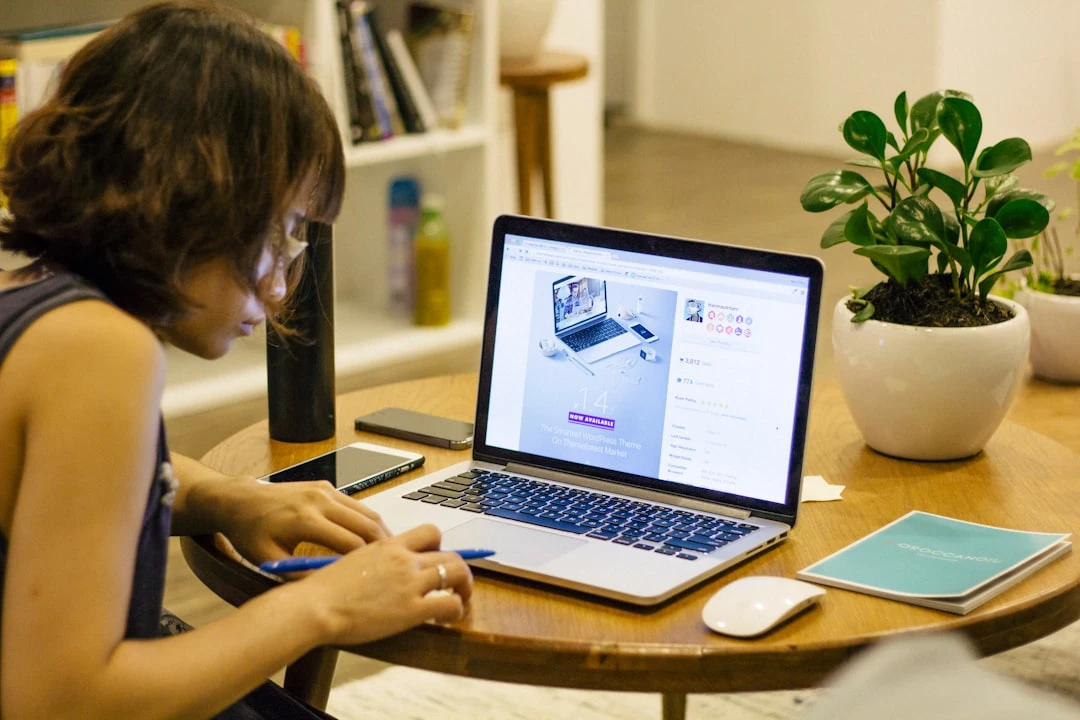 Nhóm content creator và marketer sử dụng AI agent để quản lý nhiều tài khoản mạng xã hội với hiệu suất cao