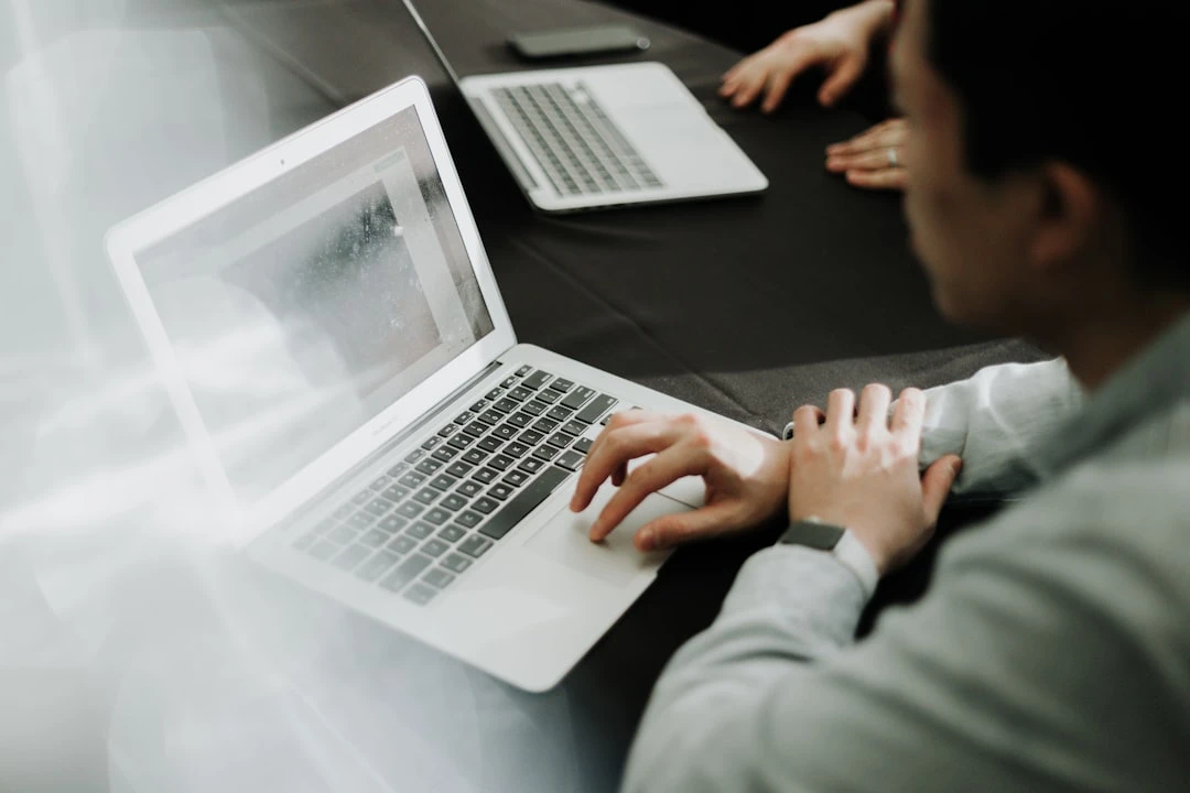 So sánh quy trình suy luận: AI Agent với vòng lặp phản hồi vs Chatbot phản ứng tuyến tính