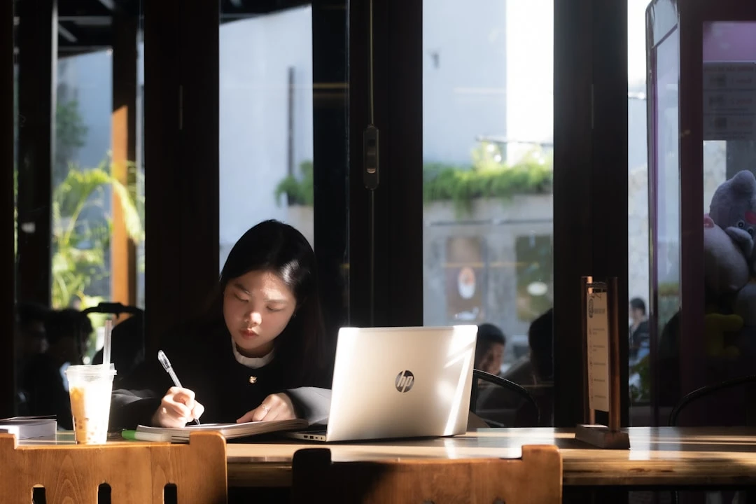 Ứng dụng thực tiễn prompt engineering trong marketing, lập trình, phân tích